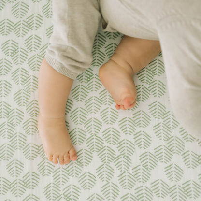 Cotton Muslin Crib Sheet - Leaf Motif